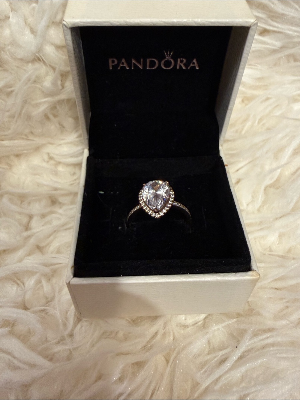 Pandora Sparkling Pear Halo Ring
14k rose gold plating size 7